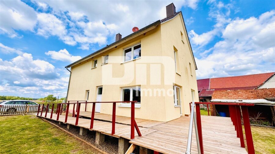 Kernsaniertes 1-2 Familien Fachwerkhaus in naturnaher Ortsrandlage - Rückansicht / Terrasse